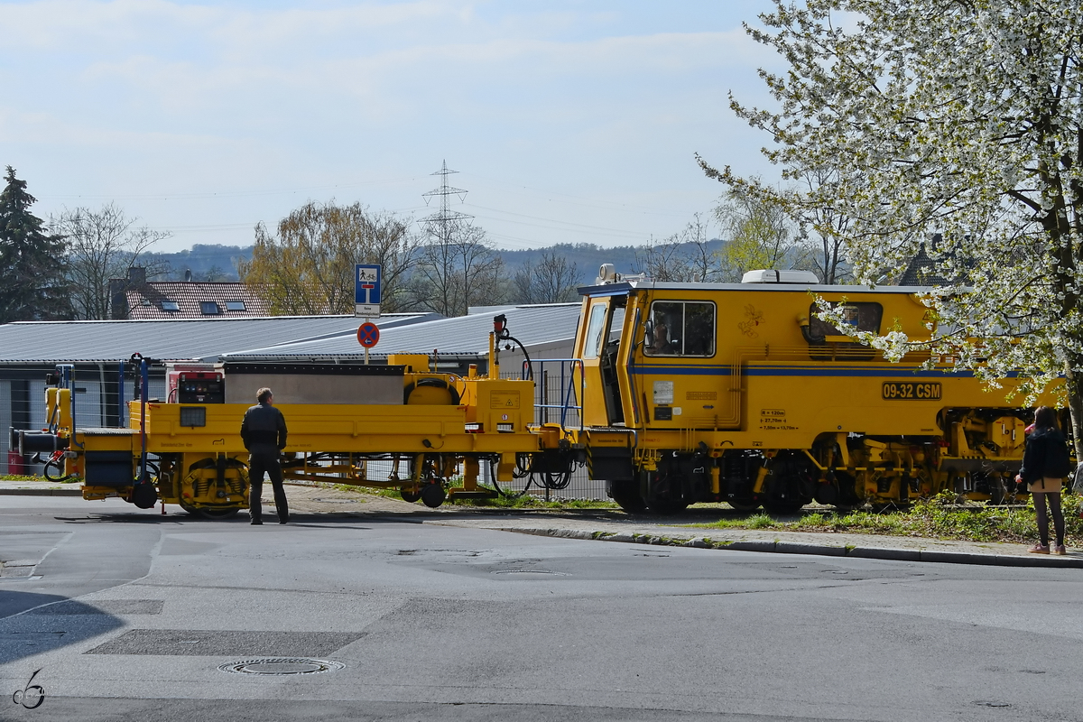 Für die Fahrt auf das Betriebsgelände wurde die Straße Mitte April 2019 in Hattingen kurz gesperrt. Im Bild der Messwagen der Stopf,- Hebe- und Richtmaschine Duomatic 09-32 CSM.