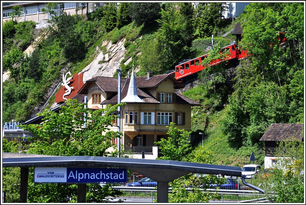 Für die Fahrt nach Luzern ab Alpnachstad bietet sich nicht nur die Zentralbahn an, sondern auch das Schiff über den Vierwalstättersee, sidass fokgende Aufnahmen vom Oberdeck des Passagierschiffes  Brunnen  entstanden sind. Talstation der Pilatusbahn und Schifflände. (20.05.2014)