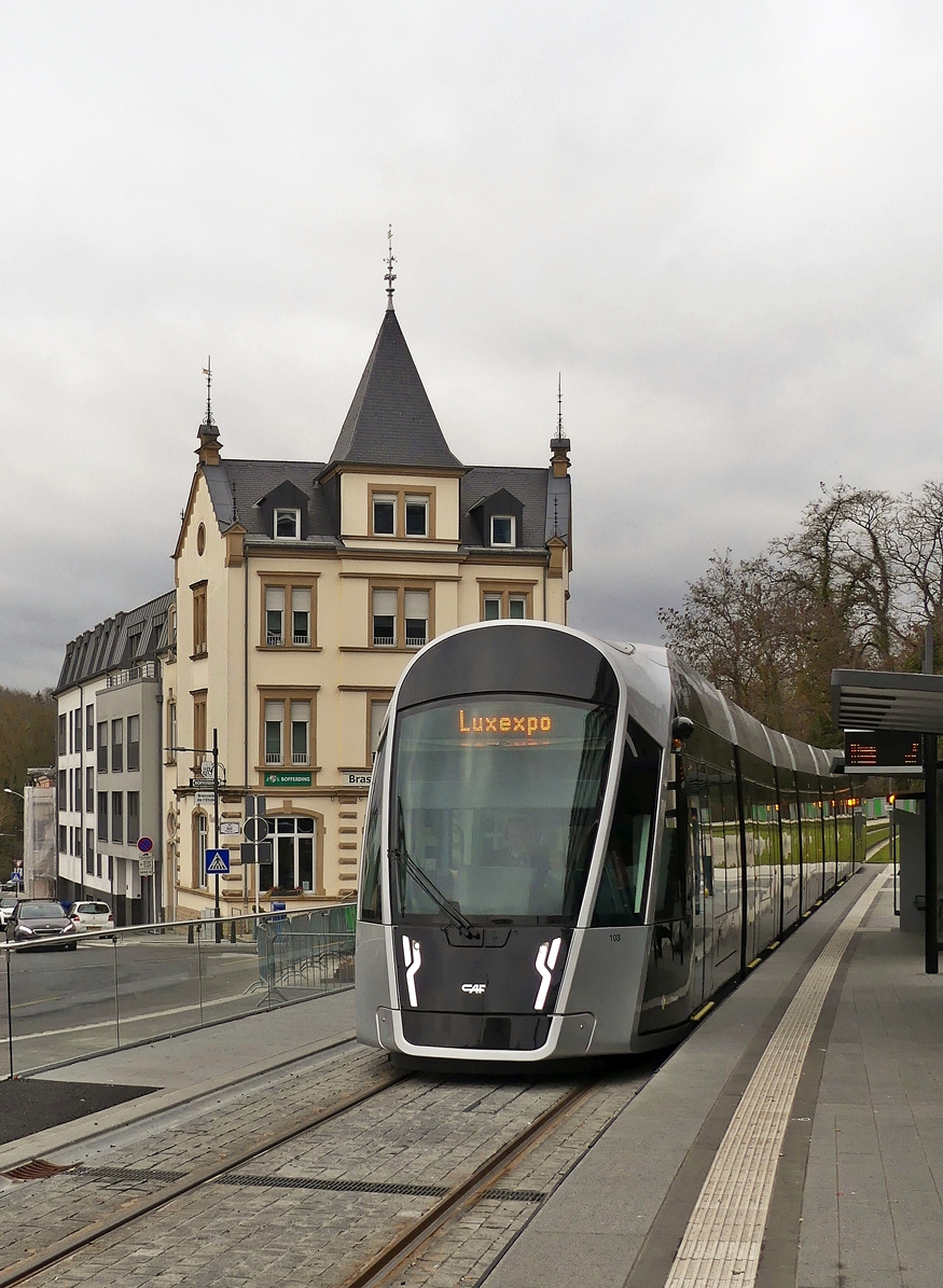 Fr die Fahrzeuge von LUXTRAM S.A. ist an der Haltestelle Streplaz/toile in Luxembourg-Ville haute vorlufig Schlu. Nachdem die Fahrgste ausgestiegen, resp. wieder eingestiegen sind, geht es retour zur anderen provisorischen Endhaltestelle Luxexpo in Luxembourg-Kirchberg. 04.01.2019 (Jeanny)