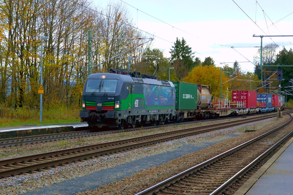 Für die Farbgebung der Vectrons des Wiener Unternehmens ELL habe ich eine besondere Schwäche. Viele habe zusätzlich eine besondere  Botschaft  auf der freien - ursprünglich weißen - Fläche. So auch Vectron 193 720 der Ell, vermietet an LTE, der am Freitag, den 30. Oktober mit einem Zug des kombinierten Ladungsverkehrs Aßling Richtung München durchfährt.