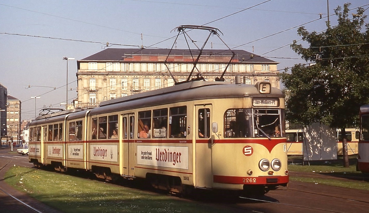 Für die Fernbahnlinie K von Düsseldorf nach Krefeld 1953 beschaffte die Rheinbahn acht vierachsige Triebwagen, die auf Vorkriegsdrehgestellen im klassischen Duewag-Design aufgebaut und später unter Zufügung eines Mittelteils zu vier Achtachsern umgebaut wurden. Nachdem genügend GT8S zur Verfügung standen, wurden die beiden noch vorhandenen Triebwagen 2262 und 2263 nur noch im morgendlichen Berufsverkehr eingesetzt wie hier der 2262, der im Frühjahr 1981 am Jan-Wellem-Platz ankommt. Mitte der 1980er Jahre wurden diese ebenso imposanten wie formschönen Fahrzeuge leider verschrottet.