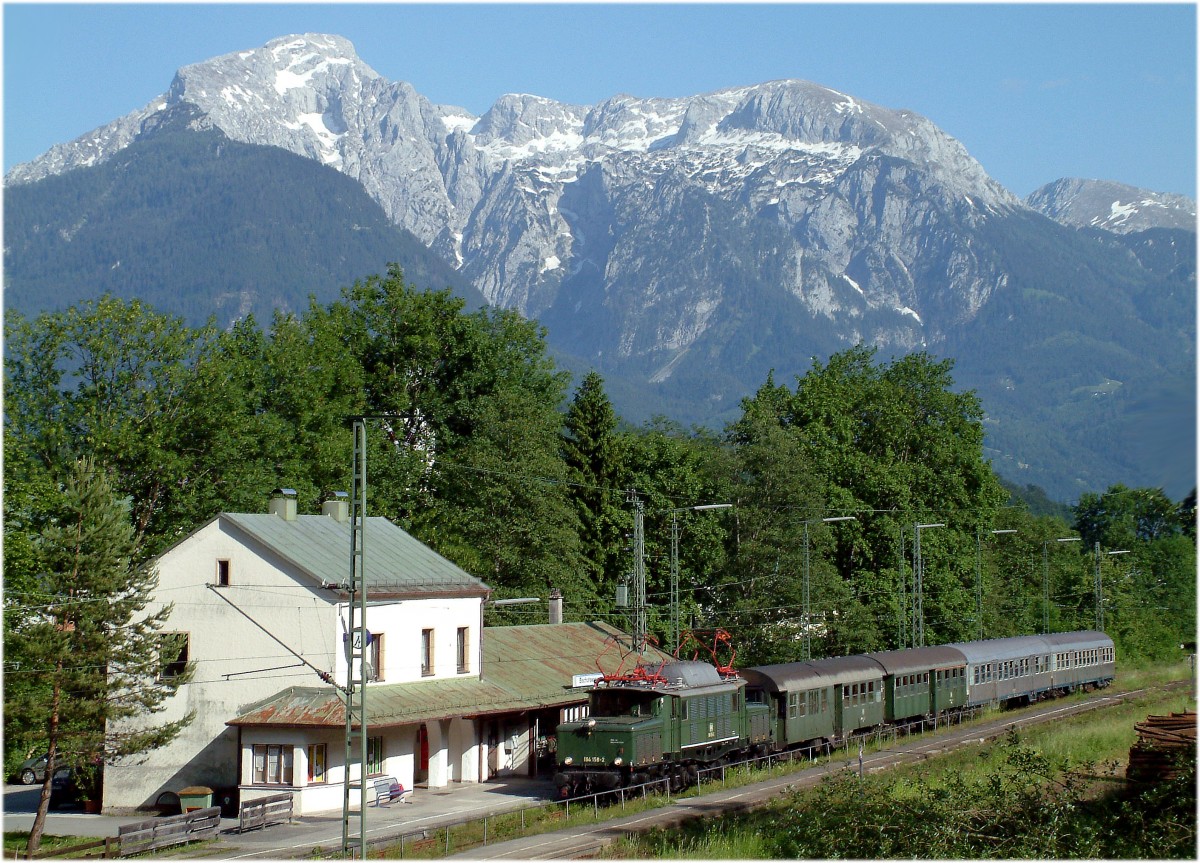 Für eine Fotosonderfahrt war 194 158 mit eimen Sonderzug auf der Strecke Freilassing - Berchtesgaden und zurück unterwegs!

Auf der Rückfahrt wurde der Zug im Bahnhof Bischofswiesen Fotogerecht aufgestellt und die Fotomeute positionierte sich auf dem gegenüberliegenden Hang!

Somit entstand dieses Bild!
