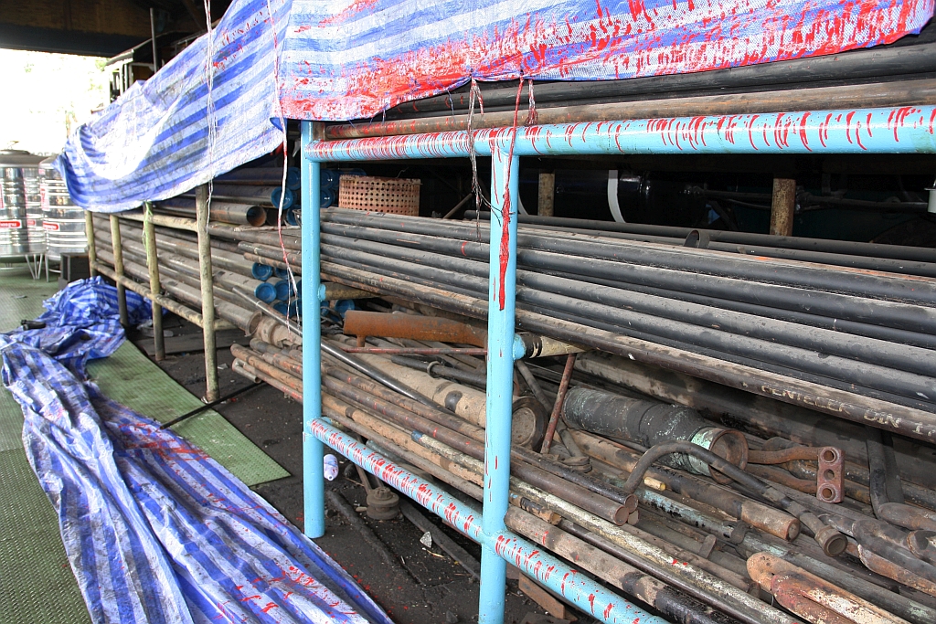 Für die fünf betriebsfähigen Dampfloks der SRT werden im dafür zuständigem Depot Thon Buri die Rauch- und Siederohre sowie Überhitzerelemente auf Lager gehalten. Bild vom 25.März 2017.