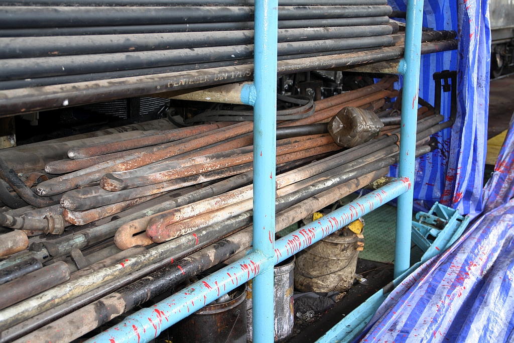 Für die fünf betriebsfähigen Dampfloks der SRT werden im dafür zuständigem Depot Thon Buri die Rauch- und Siederohre sowie Überhitzerelemente auf Lager gehalten. Bild vom 25.März 2017.