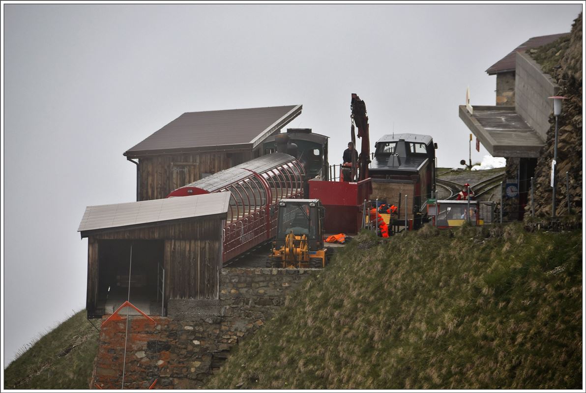 Für grössere Güter gibts dann schon Pneulader und Kran. (20.06.2016)