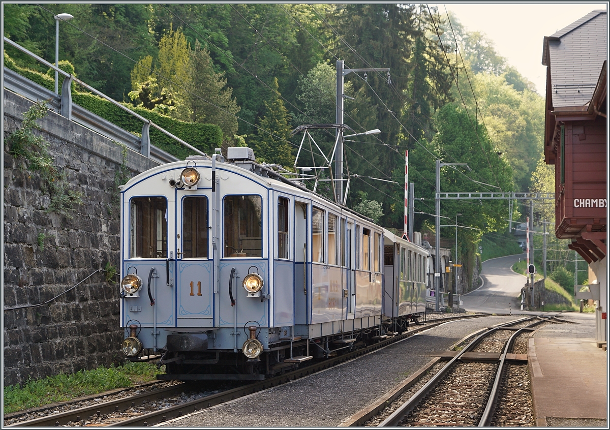 Für eine Gruppe, die mit dem Dampfzug in Chamby angekommen ist, wartet in Chamby auf Gleis 2 der MOB BCFe 4/4 N° 11 mit dem passendem MOB B4 für die Weiterfahrt in Richtung Gstaad. 

7. Mai 2022