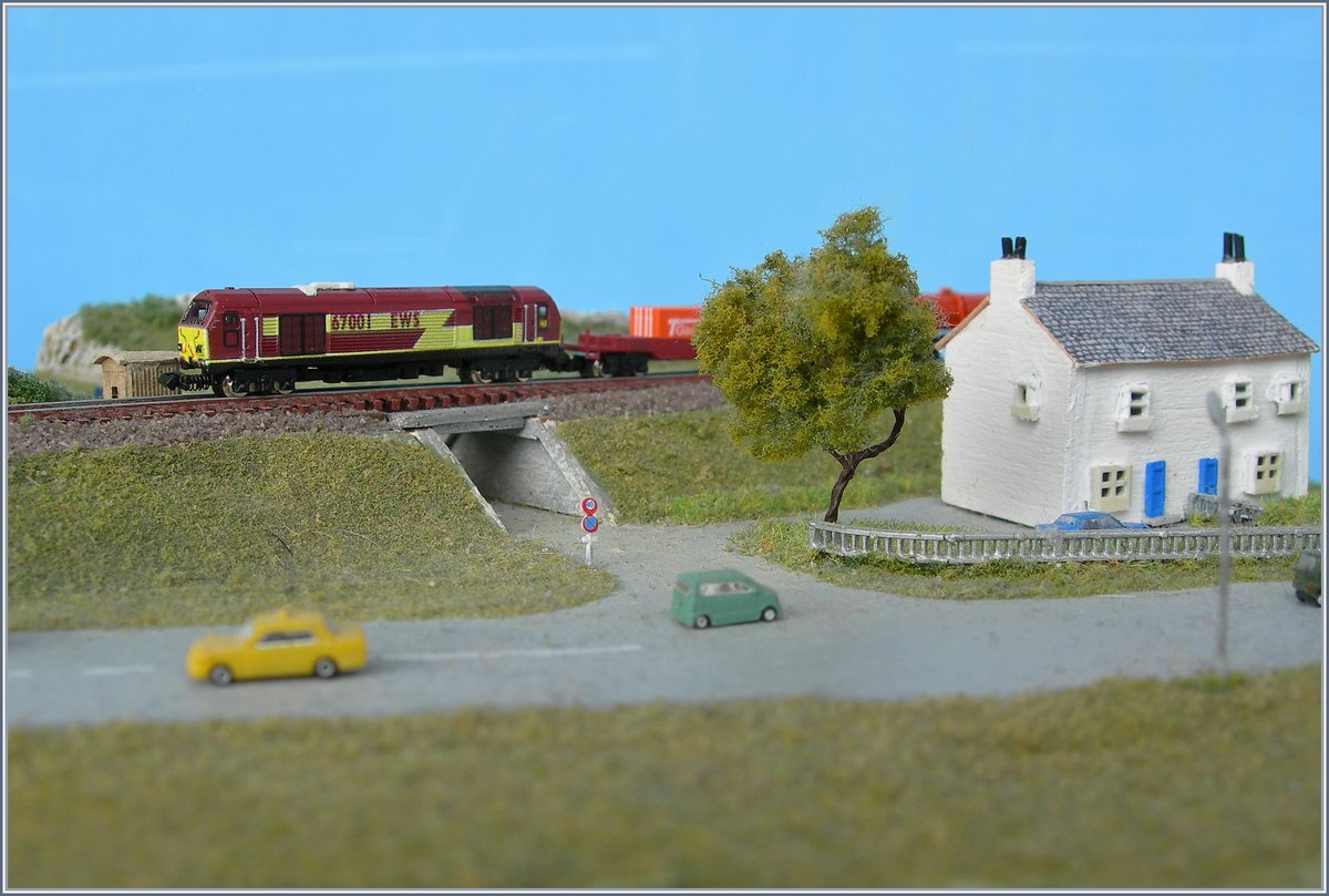  Für Güter die Bahn  - dieser gut vierzig Jahre alte SBB Werbespruch gilt nun auch für die T-Gauge (Massstab 1:450 3mm Spur), seit die EWS Class 67 die Traktion des Güterverkehrs besorgt.
21. Juli 2018