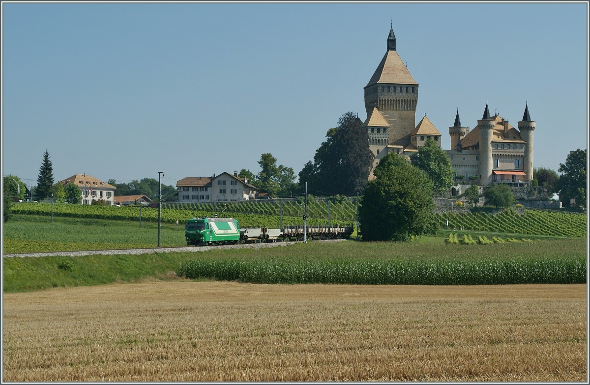 Fr den Gterzug gegen elf Uhr sind die Lichtverhltnisse beim Chteau de Vufflens noch nicht ideal, doch ich finde, dass auch dieses Bild mit etwas Streiflicht/Schatten seine Reize hat.
BAM Ge 4/4 mit zehn aufgebockten Gterwagen auf der Fahrt nach Morges.
15. Augst 2013