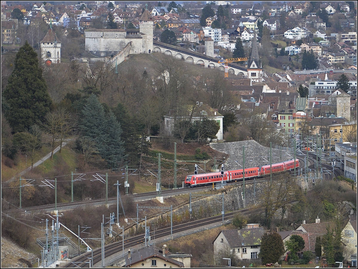 Für Horst die Szene noch einmal ohne den roten Kran. Munot und 611. Eine Doppelgarnitur 611 verlässt Schaffhausen. Auf dem Bild ist auch das Schweizer Einfahrsignal zu sehen, dessen Vorsignal in ein deutsches KS-Signal integriert ist, wie man im nachfolgenden Bild sehen kann. Februar 2015.