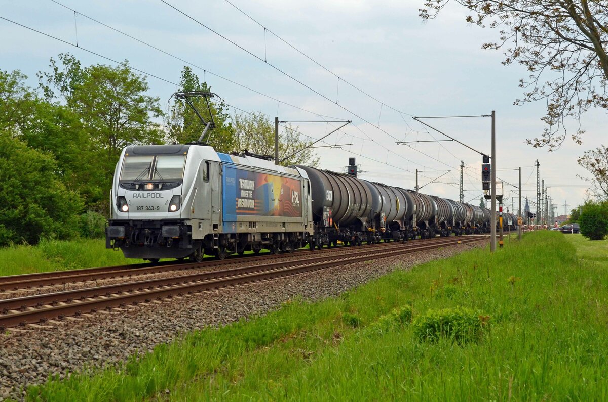 Für die HSL führte 187 343 der Railpool am 14.05.23 einen Kesselwagenzug durch Greppin Richtung Dessau.