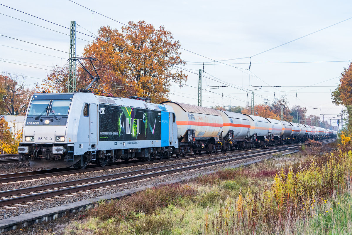 Für HSL unterwegs ist 185 691-3 mit  Black out  werbung am 22.11.2019 in Gütersloh