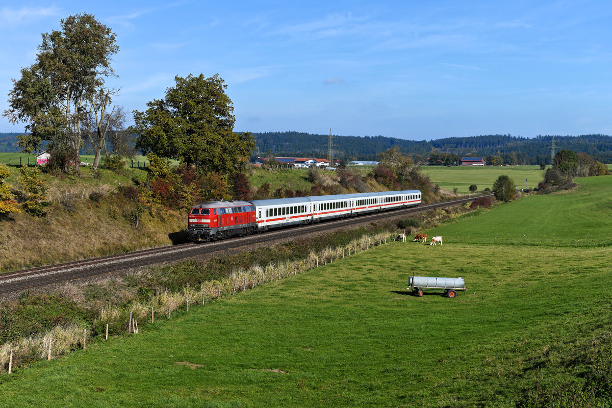 Für den IC 2085  Nebelhorn  nach Oberstdorf kamen dann an der Geraden bei Aitrang sogar drei Kühe ins Bild. Der letzte verbleibende Fernverkehrszug auf diesem Streckenabschnitt wurde am 17. Oktober 2021 von der Ulmer 218 435 bespannt. Die Lok hatte wenige Wochen zuvor nach längerem Stillstand eine Auslaufuntersuchung erhalten und wird inzwischen auf der Marschbahn eingesetzt.  