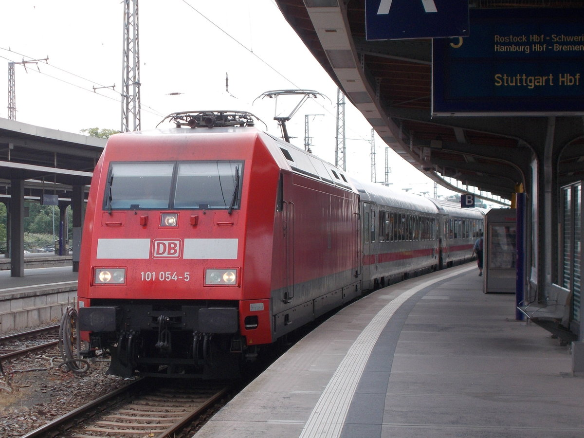 Für den IC 2213 Binz-Stuttgart war,am 16.Juni 2016,die 101 054 eingeteilt,die hier den IC in den Stralsunder Hbf einfuhr.