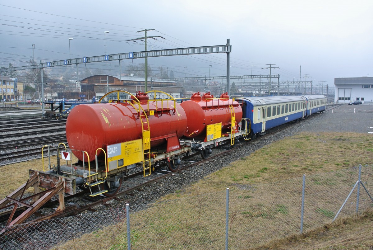 Für Instruktionszwecken stehen 4 BLS Eisenbahnwagen beim Interventionszentrum Frutigen abgestellt, es sind; X 99 85 9590 111-2, X 99 85 9570 057-1, B EWI 50 85 20-35 459-0 und B EWI 50 63 20-33 704-7, 21.03.2015.