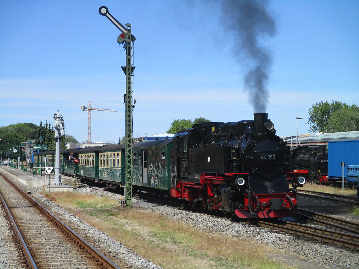Für die letzten Kilometer.bis zum Zielbahnhof Lauerbach Mole,erhielt 99 1783,am 22.Juni 2023,Ausfahrt aus Putbus.