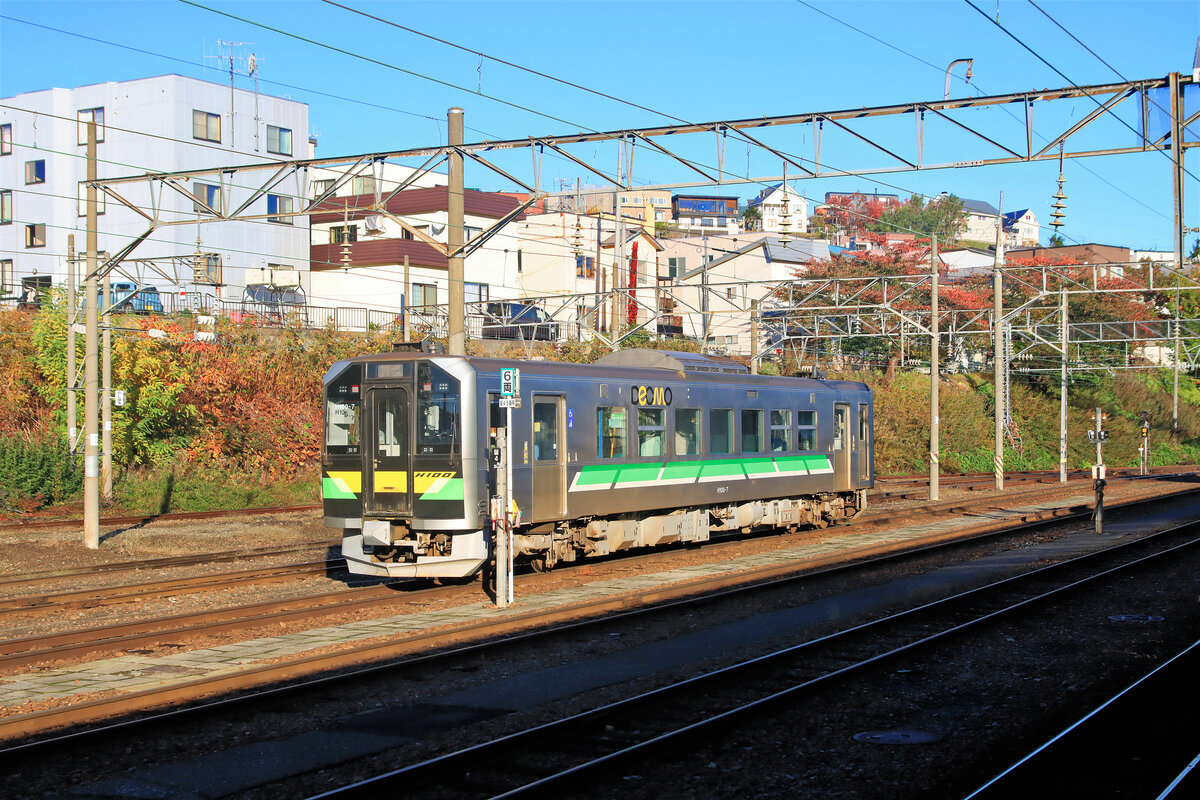 Für den Lokalverkehr auf der Nordinsel Hokkaidô beschafft JR Hokkaidô seit 2018 den dieselelektrischen Triebwagen H100. Bis jetzt (2022) sind bereits 83 Wagen erschienen. Sie tragen die etwas merkwürdige Anschrift DECMO, Abkürzung für Diesel Electric Car with Motors (gemeint ist  Elektromotor, angetrieben durch Dieselmotor). Die H100 haben heute bereits fast alle alten Lokaltriebwagen verdrängt, insbesondere die KIHA 40 aus den späten 70er Jahren. Im Bild steht H100-7 in Otaru, 25.Oktober 2022   