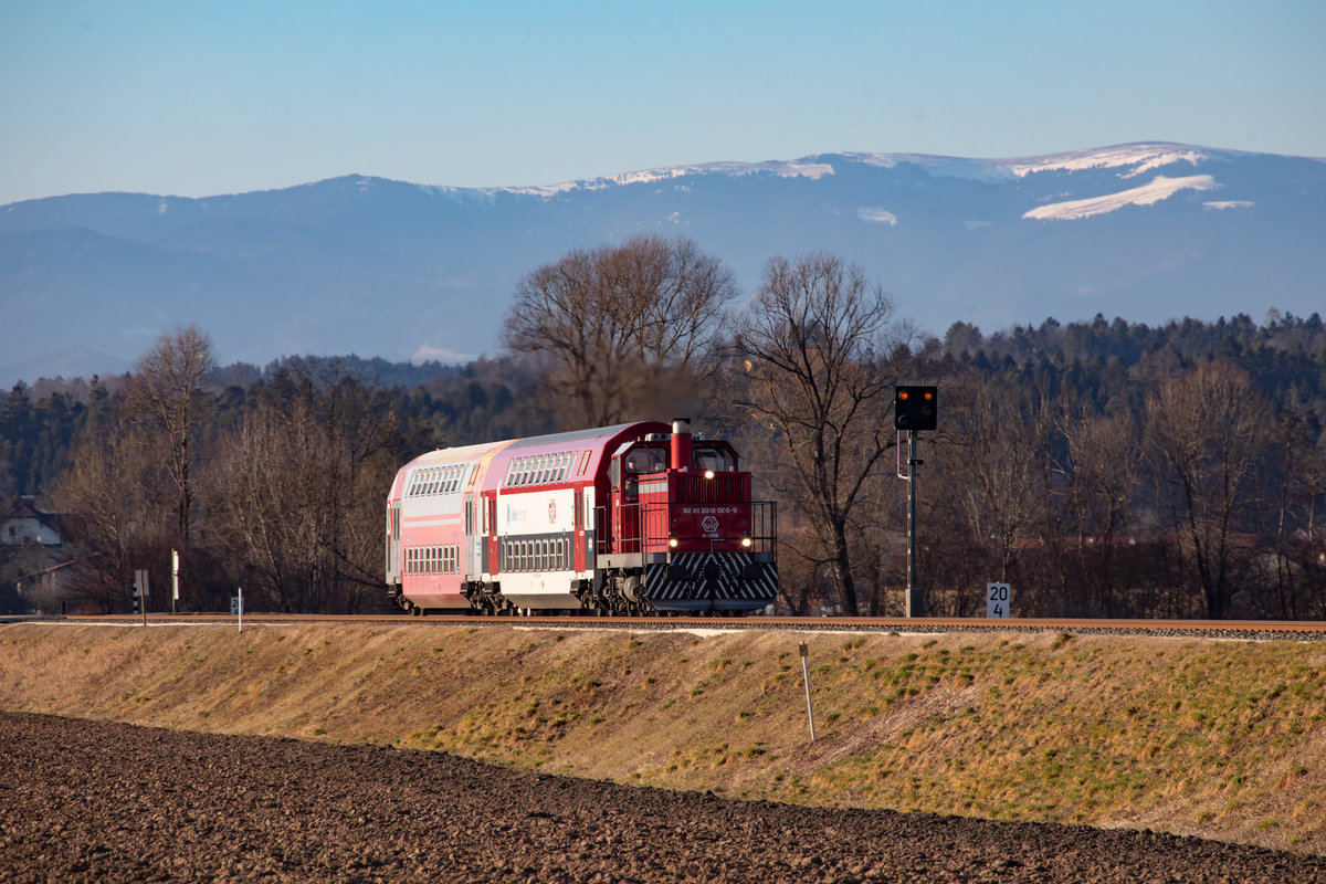Für die Lokomotiven der Reihe 1500 sind die 120 km/h Streckengeschwindigkeit  leider nicht nützlich da sie nur 100 lauffähig sind. 
7.02.2020 bei Söding . 
