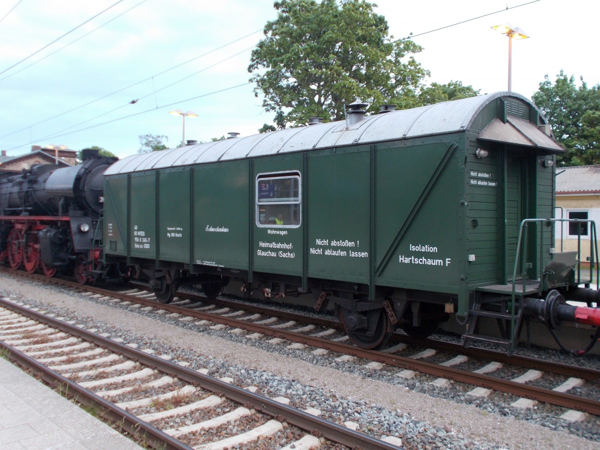 Für das Lokpersonal von 35 1097 und 50 3501 diente der Gos 40 80 956 0 345-7,am 30.und 31.Juni 2015,in Putbus als Unterkunft.Am 31.Mai 2015 fotografierte ich den Wagen bei der Heimfahrt in Bergen/Rügen.