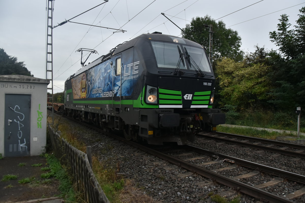 Für LTE fahrende ELL 193 232 mit einem Containerzug am Bü Fürther Hecke gen Rheydt fahrend am verregneten Abend des 24.9.2019