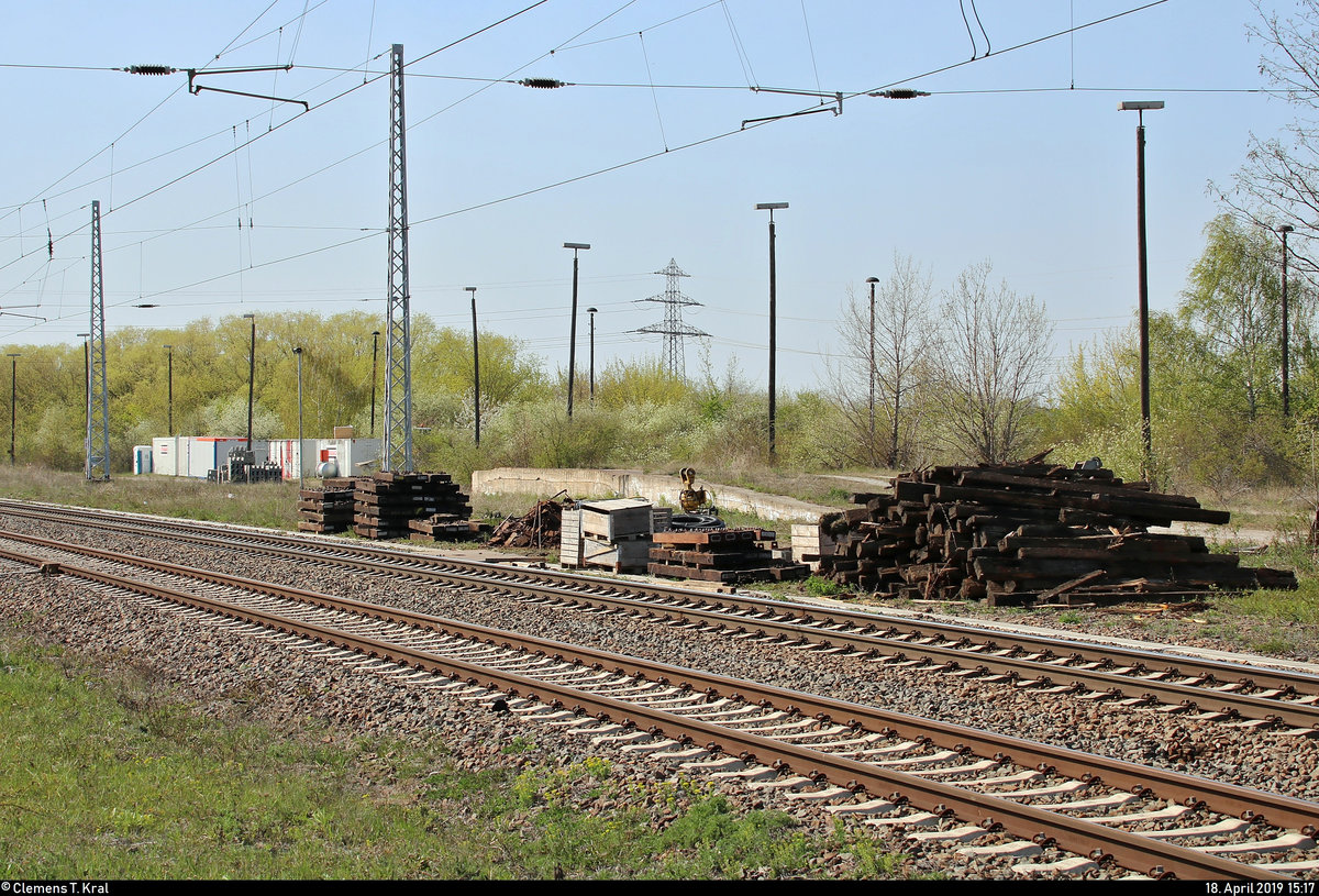 Für die im Mai 2019 anstehenden, mehrwöchigen Gleisbauarbeiten in und rund um Angersdorf wurden in selbigem Bahnhof wenige Wochen zuvor schon ein paar Vorbereitungen getroffen.
So lagern dort u.a. alte Holzschwellen, des Weiteren sind im Hintergrund einige Baucontainer aufgestellt worden.
Aufgenommen am Ende des Bahnsteigs 2/3.
[18.4.2019 | 15:17 Uhr]