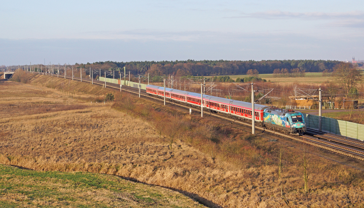 Für mich ein Must-Have und das auch noch mit dem schönsten Rennpferd von DB Regio Nordost. Der IRE Hamburg - Berlin zeigte sich nämlich geführt von 182 013 in unserem Fotobogen in Staffelde am 10.02.16