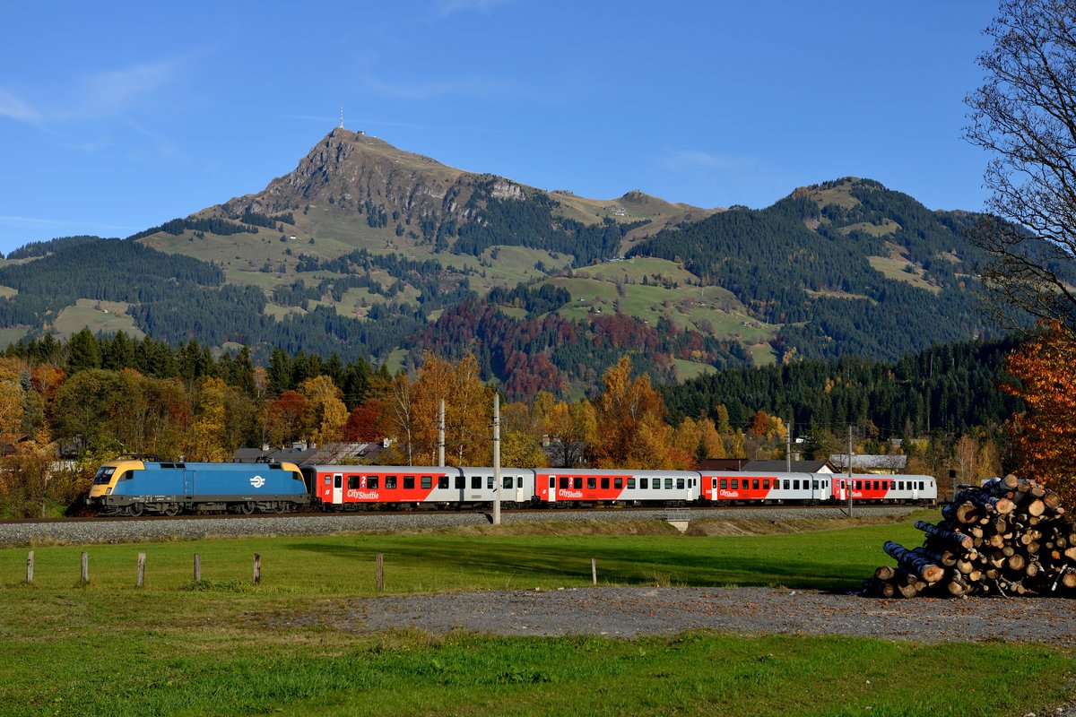 Für mich der krönende Abschluss der Fototour an die Giselabahn: Der REX 1508 mit der MAV 470.004 von Salzburg nach Wörgl. Im Rahmen des Kilometerausgleichs zwischen ÖBB und MAV kommen die  Puszta Ochsn  auch innerösterreichisch zum Einsatz, so im Jahr 2013 täglich zwischen Salzburg und Wörgl und Salzburg und Villach. Zum Fahrplanwechsel im Dezember war dies dann allerdings Geschichte. So war ich froh, dass mir am 26. Oktober 2013 dieses Bild bei Schwarzsee mit Blick auf das Kitzbüheler Horn noch gelang.