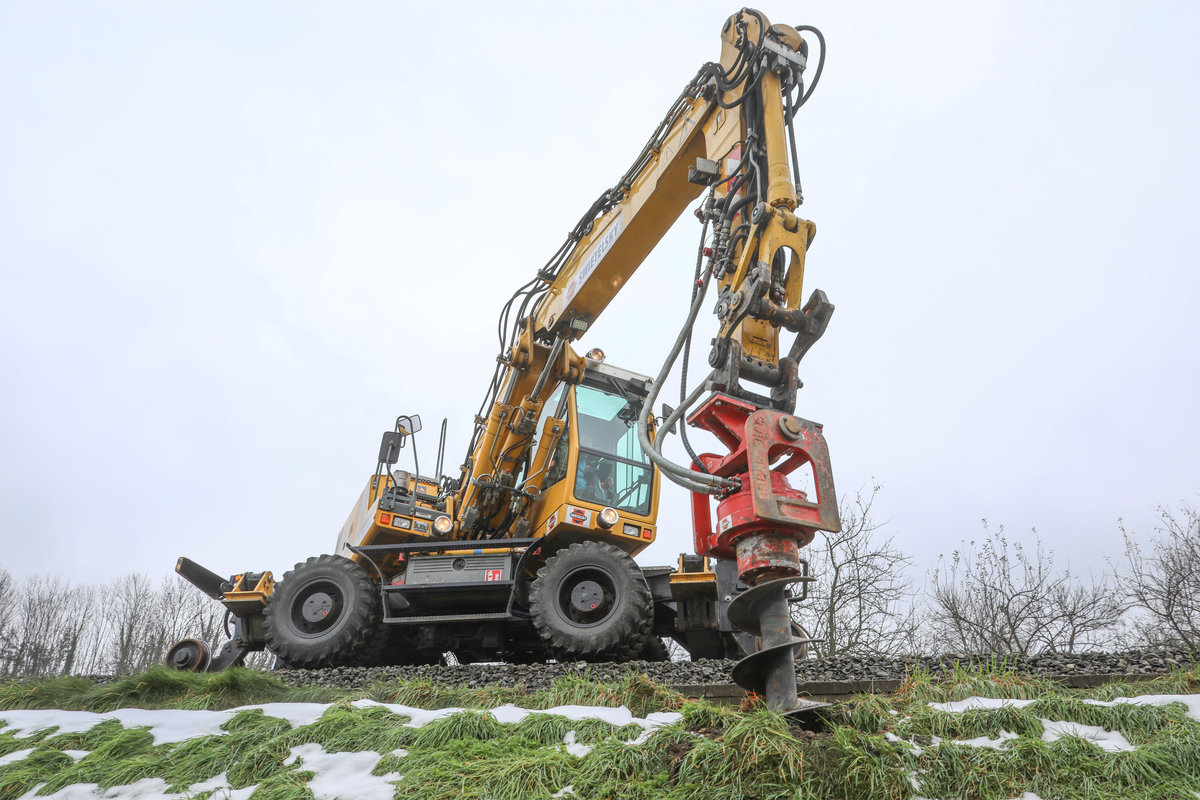 Für mich leider keine erfreuliche Arbeit aber leider unverzichtbar und vielleicht auch zum angewöhnen zum Mastengetümmel der nächsten Jahre , sind die Arbeiten die derzeit im Raum Deutschlandsberg laufen. 
Messpunkte in Form von Schienen werden versetzt um künftigen Bauarbeiten einen Anhaltspunkt zu geben. 

Hier bohrt sich gerade der am Gleisbagger montierte Erdbohrer in die Erde. 22.11.2018
