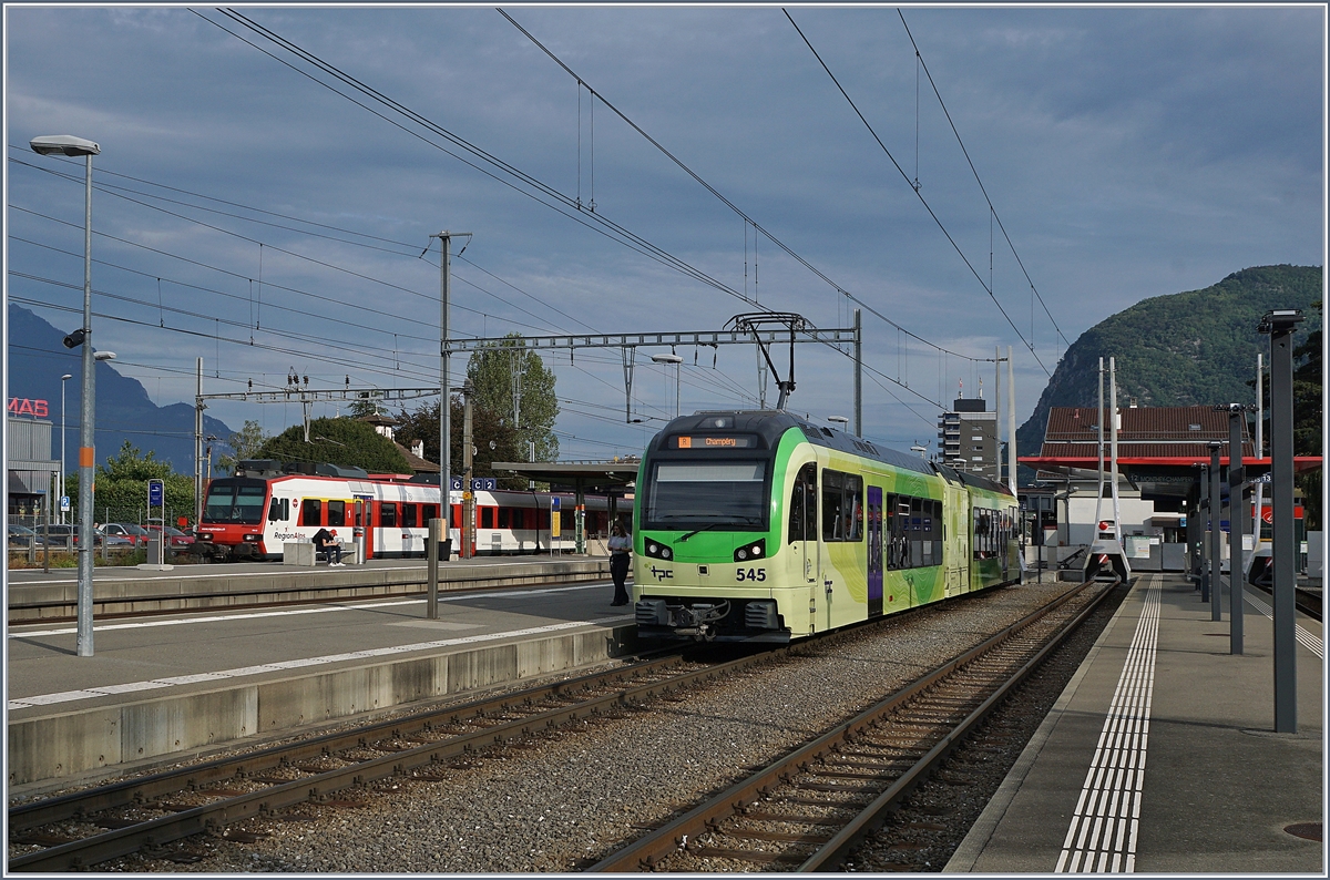 Für mich die schönste  SURF-Kreation: die TPC Beh 2/6. In Aigle wartet der Beh 2/6 545 auf die Abfahrt als Regionalzug 22 nach Champéry, während im Hintergrund der aus einem Walliser Domino bestehende RE 3555 Aigle Richtung St-Maurice verlässt. 

1. Sept. 2019