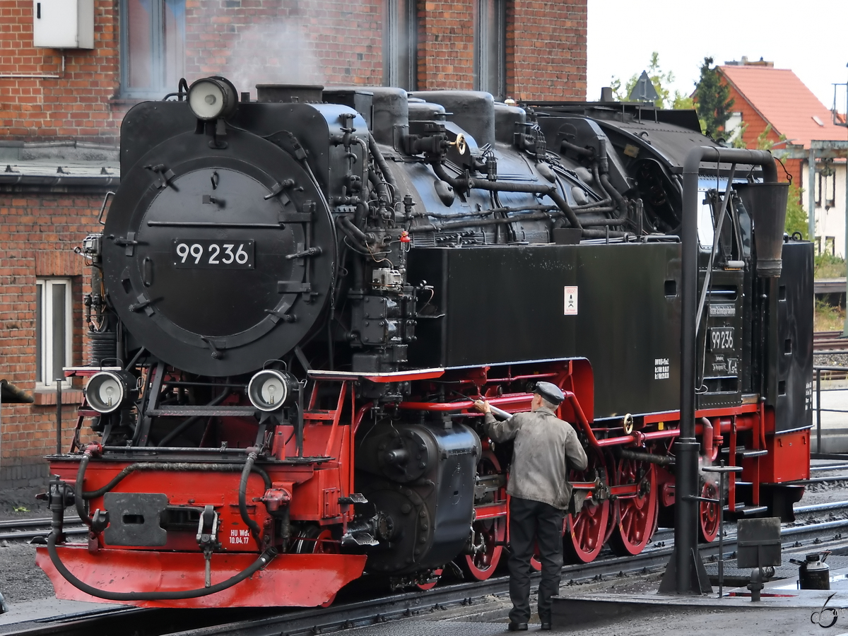 Für die nächste Fahrt wird 99 236 gut geschmiert. (Wernigerode, August 2018)