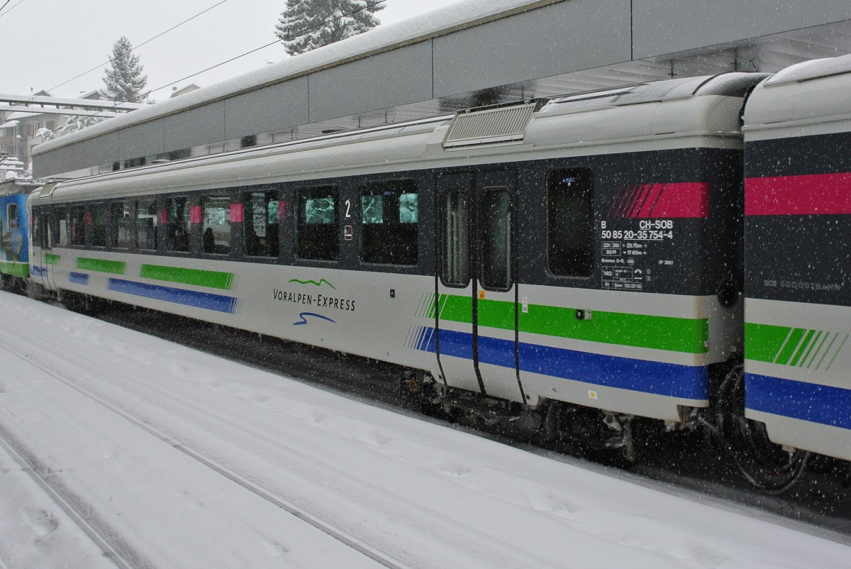 Fr das neue VAE-Konzept wurden einige SOB B EWI mit dem VAE Design versehen. Im Innern sind die Wagen noch unverndert. Einer der wenigen alten EWI ist der 50 85 20-35 754-4, Herisau, 30.12.2014.