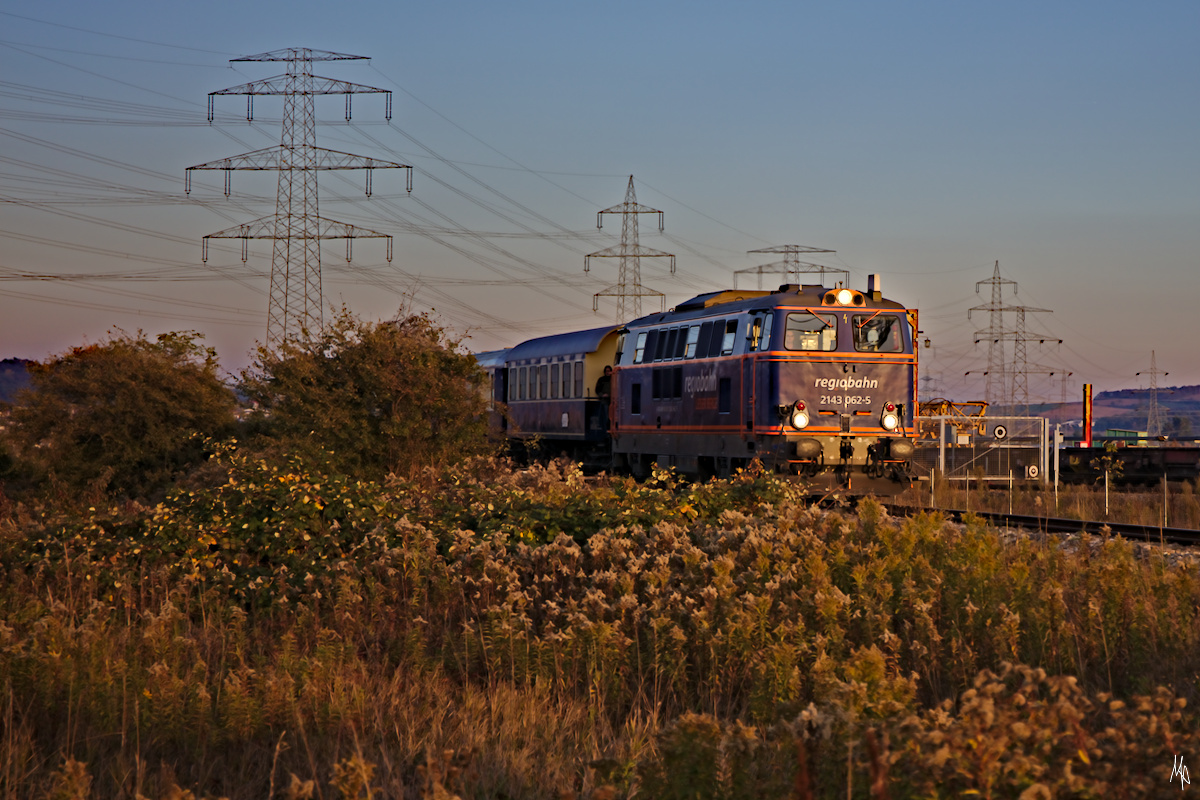 Für den NEX nach Ernstbrunn war 2019 stets die blaue 2143.062 eingeteilt. Hier ein Bild vom nach Wien zurückkehrenden Zug kurz vor Korneuburg. (12.10.2019)