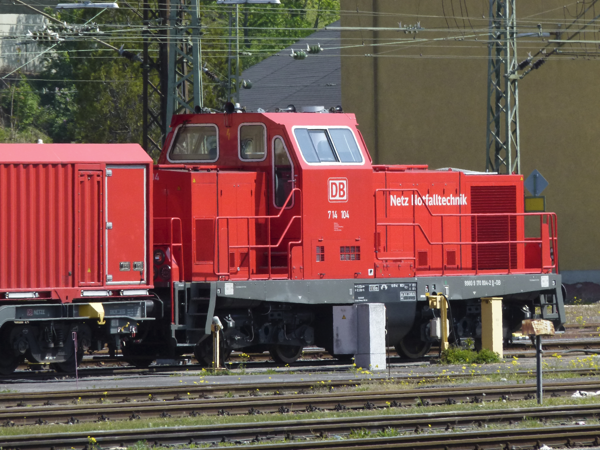 Für den Notfall auf der Schnellfahrstrecke steht 714 104 am sonnigen 30.04.2017 in Würzburg bereit. Nur noch schwer zu erkennen ist, dass es sich um die umgebaute ex.   V 100 2236  Baujahr 1965 handelt.