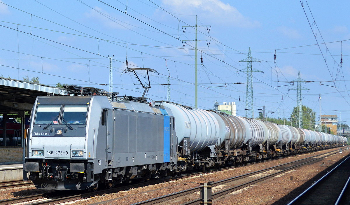 Für eine polnische EVU im Einsatz (welche?) die Rpool  186 273-9  [NVR-Number: 91 80 6186 273-9 D-Rpool] mit Kesselwagenzug am 03.09.18 Bf. Flughafen Berlin-Schönefeld.