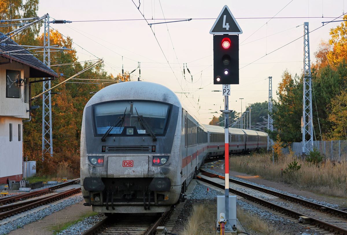 Für Rangierarbeiten mit IC 2212 wurde das Fahrverbot am Ausfahrsignal auf dem herbstlichen Bahnhof Binz aufgehoben. - 03.11.2018