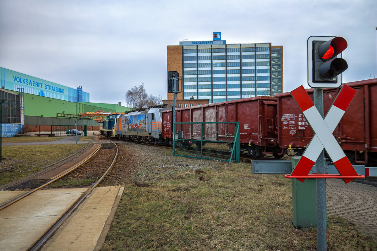 Für Rangierarbeiten, vom Südhafen in Stralsund zum Bahnhof Stralsund Rügendamm, wurden die Werkstore der Volkswerft durch den Wachschutz geöffnet. - 22.02.2017