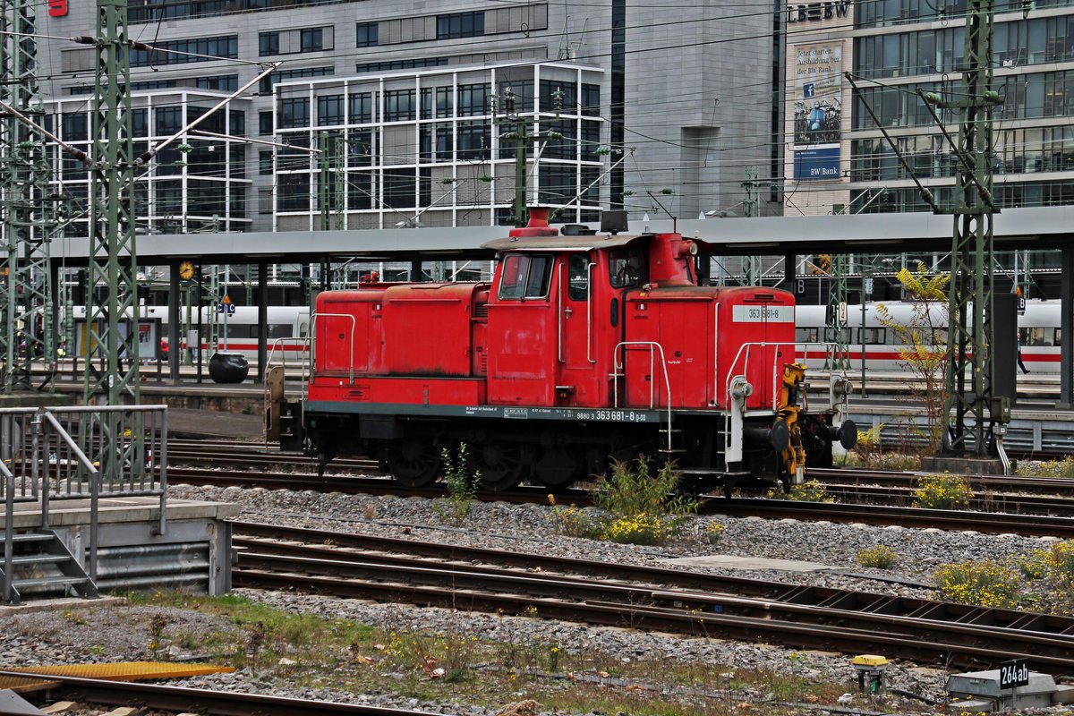 Für Rangierarbeiten war am 06.11.2015 die Hannoveraner 363 681-8 in Stuttgart Hbf eingeteilt und stand am Nachmittag im dortigen Vorfeld und wartete auf ihre nächste Aufgabe.