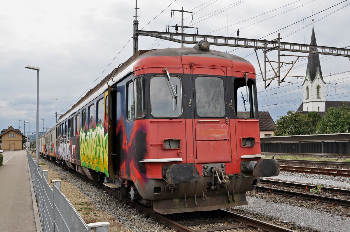 Für den RBe 540 006-4 ist leider das Ende in Sicht. Auf einem Abstellgleis bei der Firma Thommen wartet der Zug auf seinen Abbruch. Die Aufnahme stammt vom 12.09.2015.