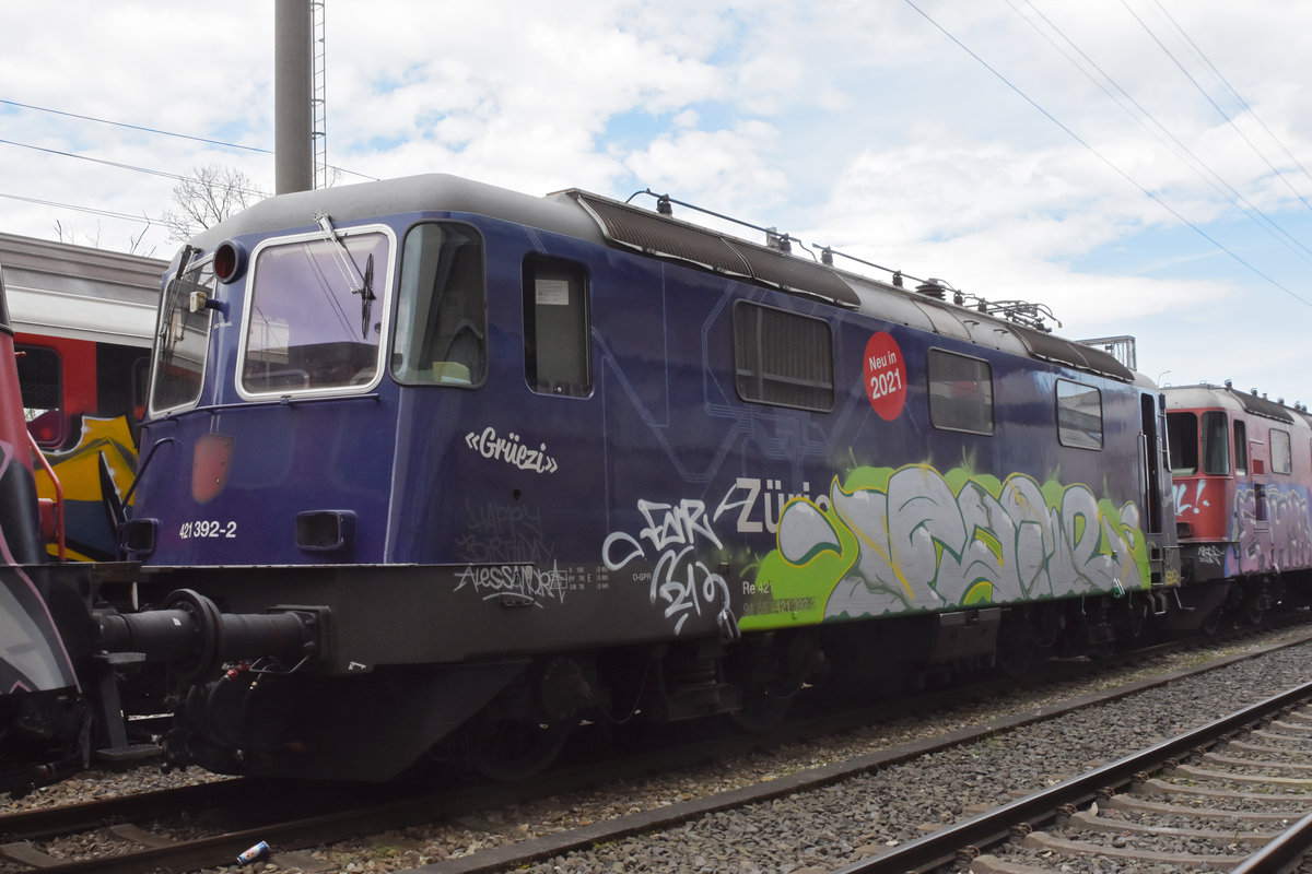 Für die Re 421 392-2 hat bald die letzte Stunde geschlagen. Am 11.04.2021 steht die Lok auf einem Nebengleis beim Bahnhof Kaiseraugst.