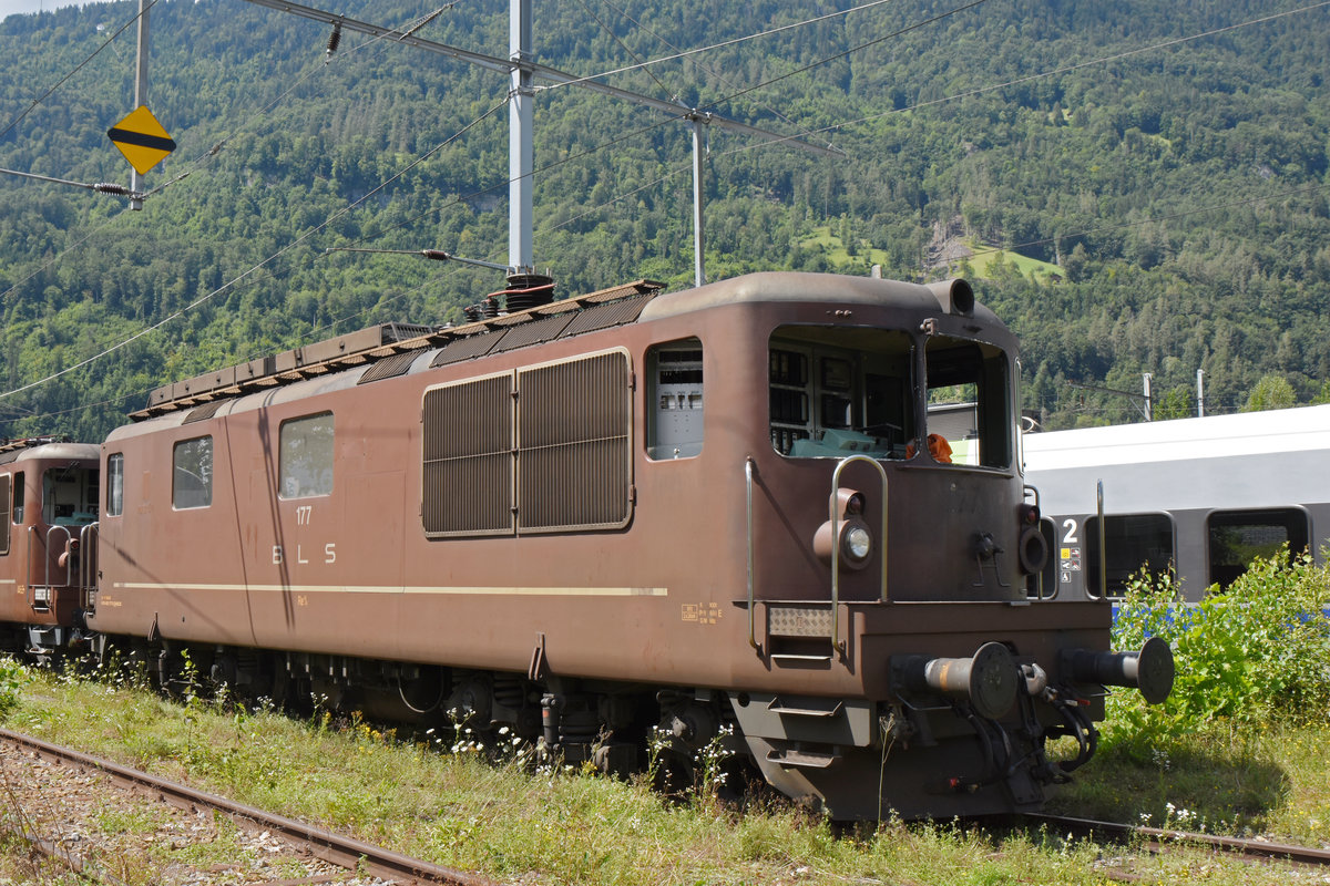 Für die Re 425 177 der BLS hat bald die letzte Stunde geschlagen. Hier steht die ausgeschlachtete Lok auf einem Abstellgleis beim Bahnhof Interlaken Ost. Die Aufnahme stammt vom 26.07.2020.