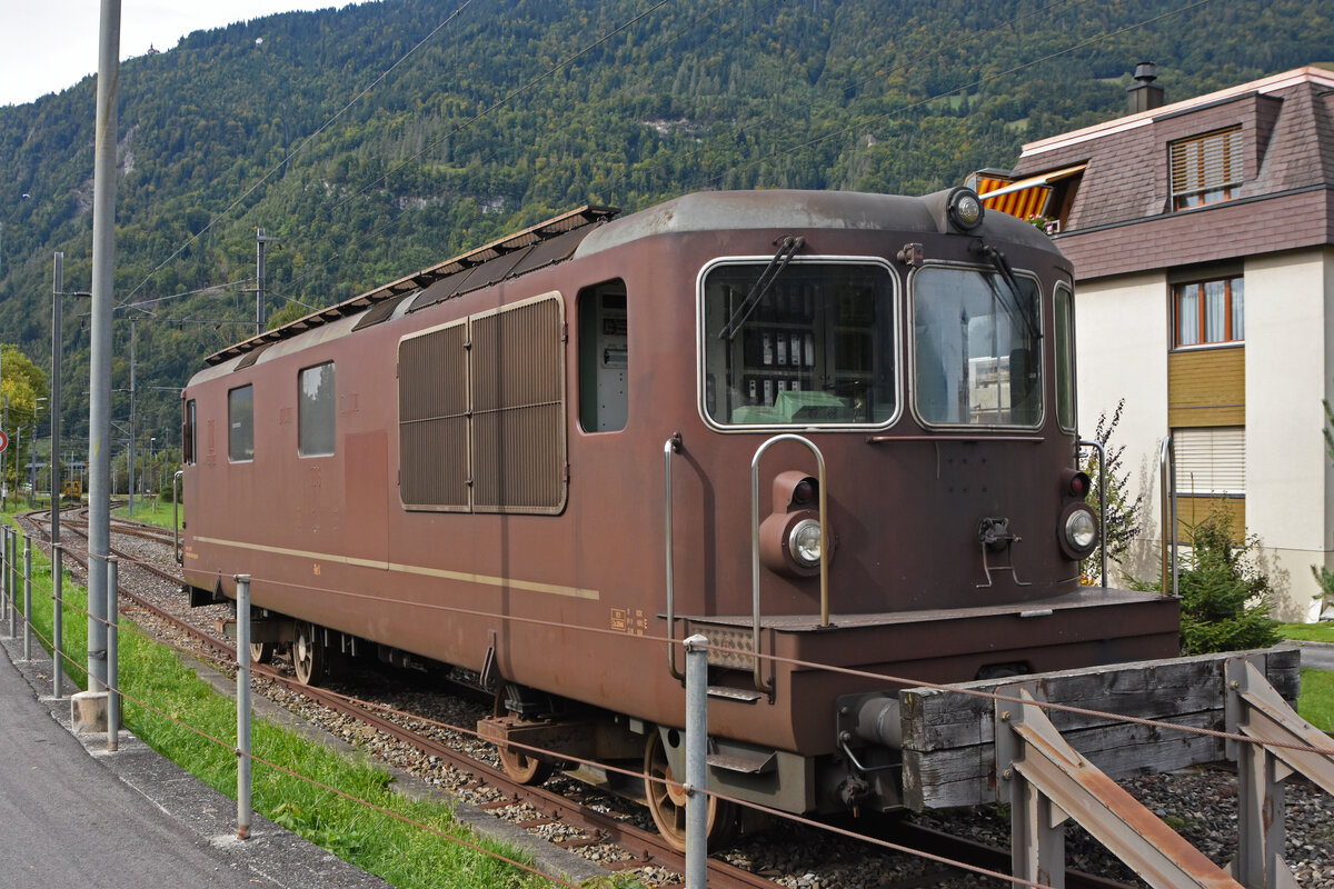 Für die Re 425 186 hat bald die letzte Stunde geschlagen. Am 28.09.2021 steht die ausgeschlachtete Lok auf einem Abstellgleis bei der BLS Werkstatt in Bönigen.