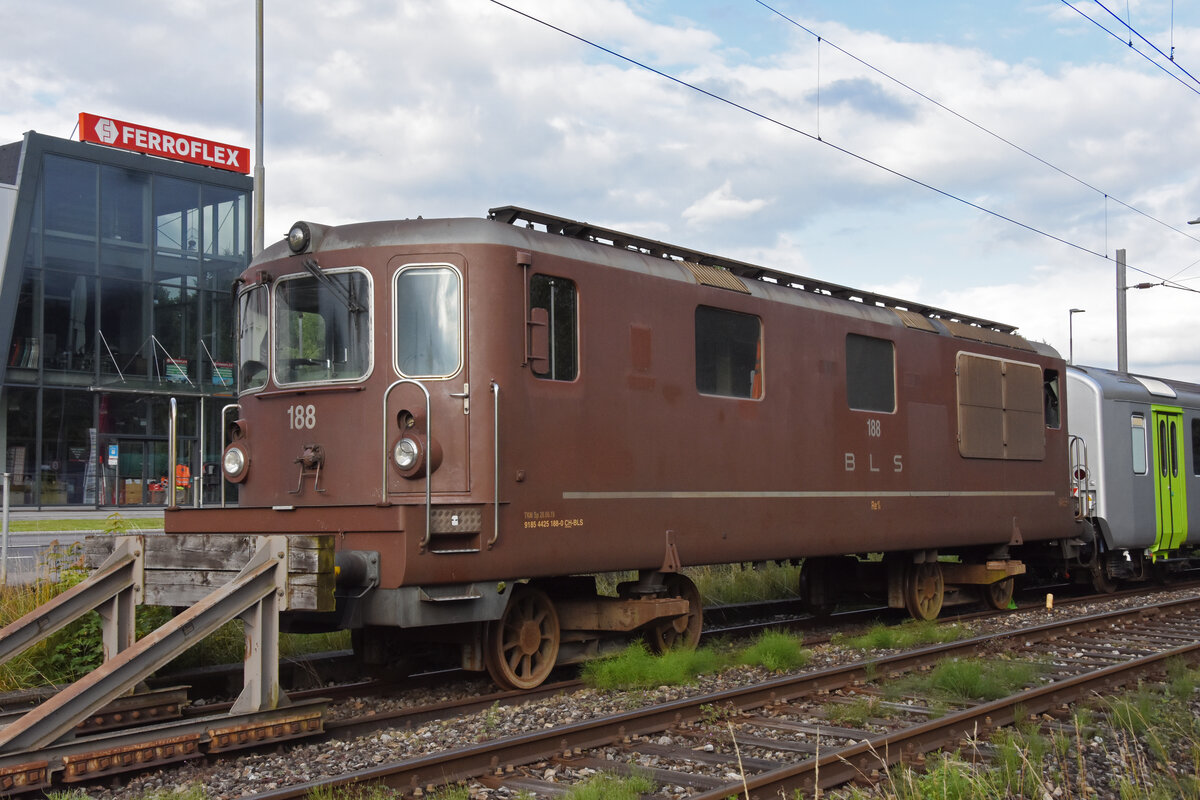Für die Re 425 188 hat bald die letzte Stunde geschlagen. Am 17.07.2021 steht die ausgeschlachtete Lok auf einem Abstellgleis bei der BLS Werkstätte in Bönigen.