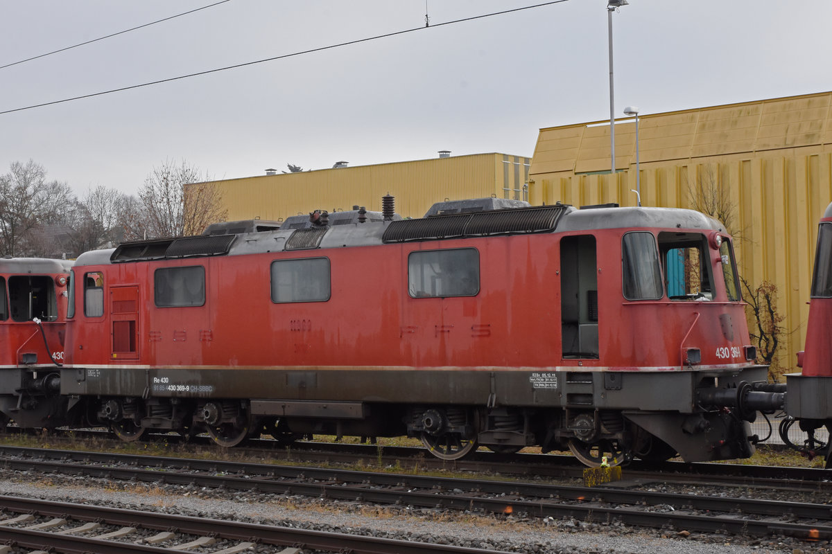 Für die Re 430 363-2 hat bald die letzte Stunde geschlagen. Am 05.12.2020 steht die Lok auf einem Nebengleis beim Bahnhof Kaiseraugst.
