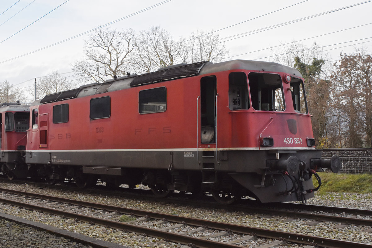 Für die Re 430 363-2 hat bald die letzte Stunde geschlagen. Am 20.12.2020 steht die Lok auf einem Nebengleis beim Bahnhof Kaiseraugst.