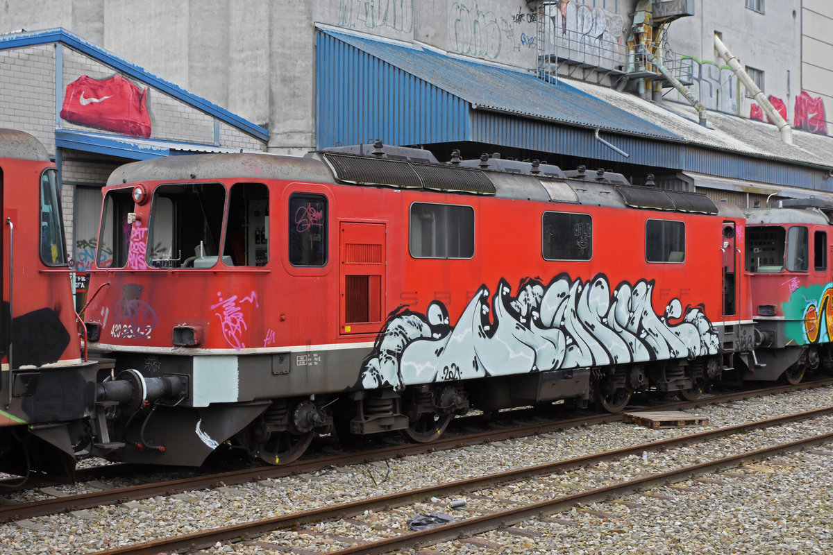 Für die Re 430 363-2 hat bald die letzte Stunde geschlagen. Am 05.02.2021 steht die Lok auf einem Nebengleis beim Bahnhof Kaiseraugst.