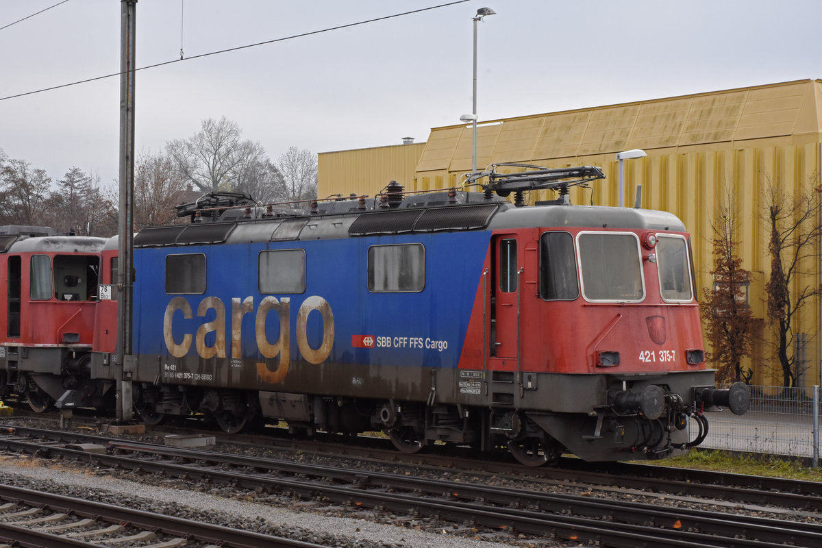 Für die Re 430 369-9 hat bald die letzte Stunde geschlagen. Am 05.12.2020 steht die Lok auf einem Nebengleis beim Bahnhof Kaiseraugst.