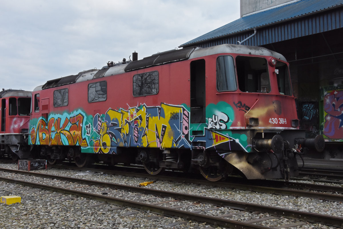 Für die Re 430 369-9 hat bald die letzte Stunde geschlagen. Am 31.01.2021 steht die Lok auf einem Nebengleis beim Bahnhof Kaiseraugst.