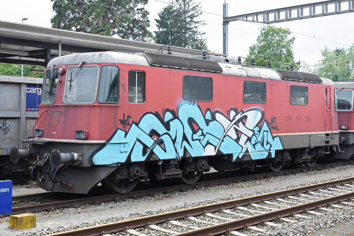 Für die Re 4/4 II 11168 hat bald die letzte Stunde geschlagen. Am 17.05.2018 steht sie mit zwei weiteren auf einem Nebengleis beim Bahnhof Kaiseraugst.