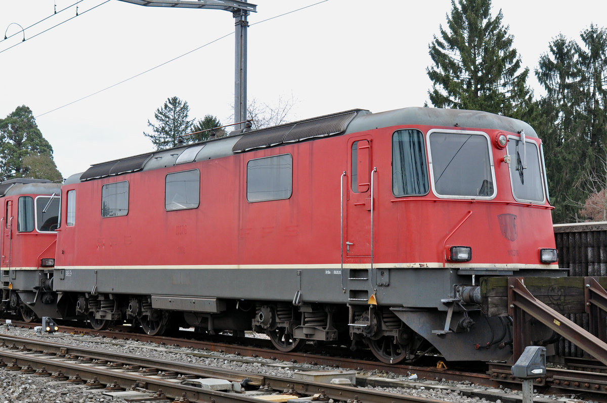 Für die Re 4/4 II 11176 hat bald die letzte Stunde geschlagen. Auf einem Nebengleis beim, Bahnhof Kaiseraugst wartet sie auf ihr Ende. Die Aufnahme stammt vom 18.02.2018.