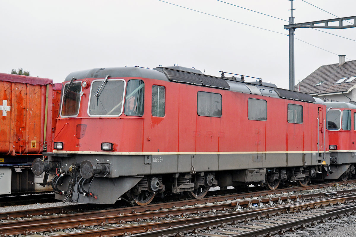 Für die Re 4/4 II 11180 hat bald die letzte Stunde geschlagen. Auf einem Nebengleis beim, Bahnhof Kaiseraugst wartet sie auf ihr Ende. Die Aufnahme stammt vom 17.02.2018.