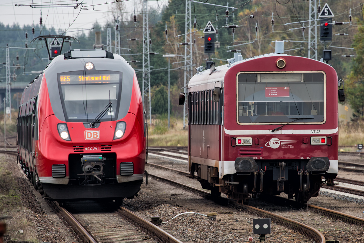 Für den RE 5 von und nach Stralsund musste der VT 43 von und nach Mirow das Bahnsteiggleis 4 in Neustrelitz räumen. - 24.10.2017